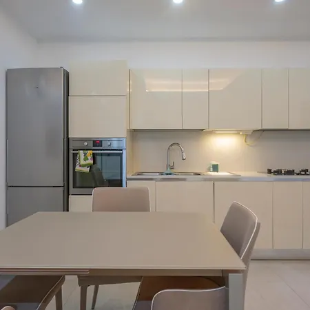 I Host - Della Torre 9 Apartament *